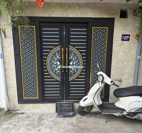 Bán nhà tầng 1 khu tập thể Nghĩa Tân 55m², ô tô đỗ cửa, sổ đỏ chính chủ, vị trí đẹp